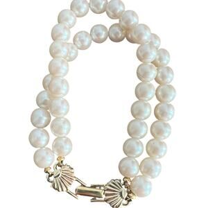 Vintage double strand (faux?) pearl bracelet w gold tone shell fold over clasp